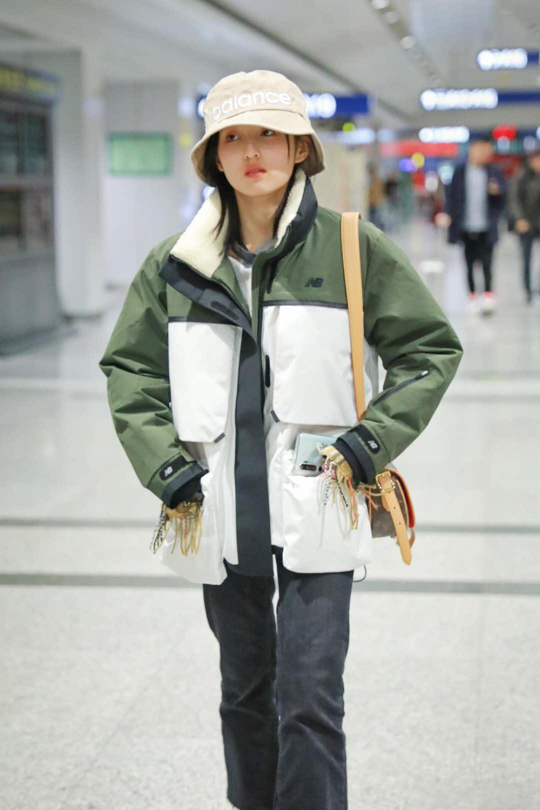 张子枫穿吊带工装裙露背,张子枫现身机场穿连帽卫衣