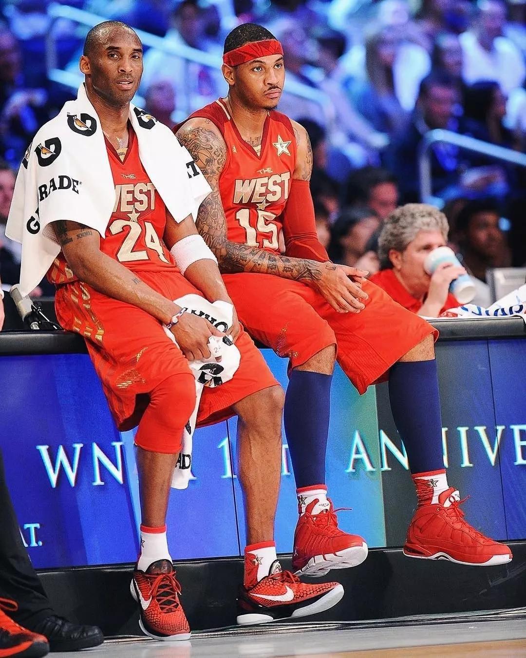 科比生涯最高分穿什么鞋,科比五名人堂配色nba上脚