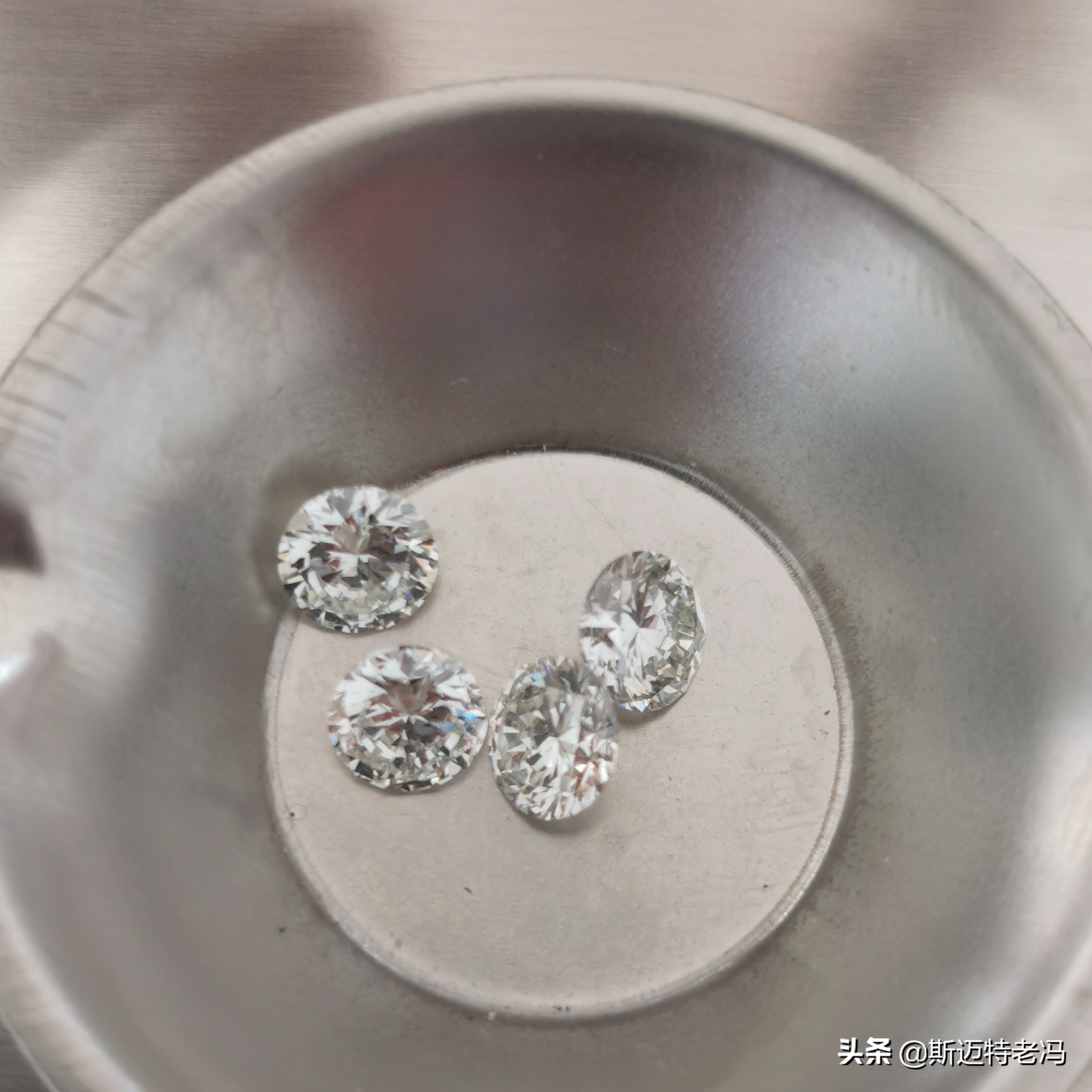 人造钻石与天然钻石在外观上,人造钻石和天然钻石的价格差异