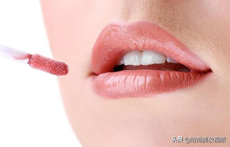 口红老粘牙上是怎么回事,口红粘牙怎么解决