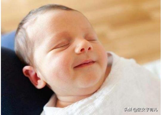 宝宝睡觉咧嘴笑为什么,宝宝睡觉时微笑是在做梦吗