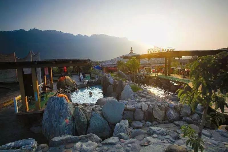去云南哪里泡温泉最好,云南必去十大景区推荐