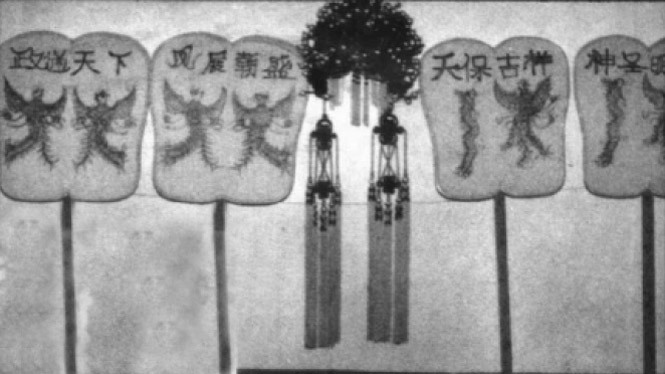 山东的一个小村庄里，竟有人效仿武则天，豢养男宠，看来中毒太深