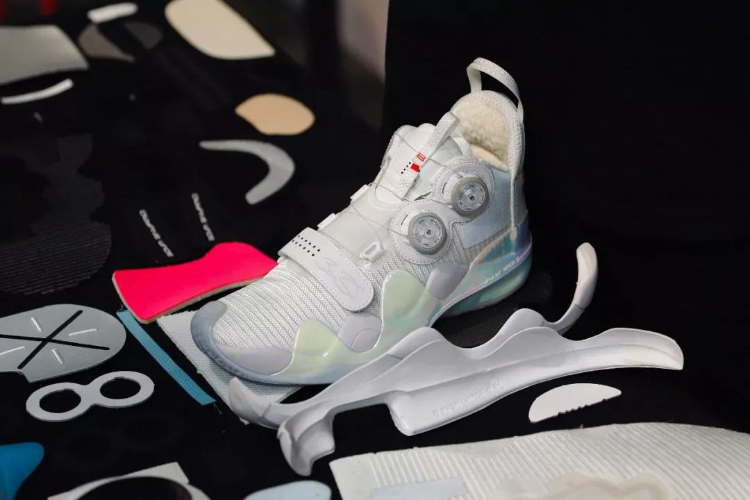 安踏充气蓄能舱篮球鞋,安踏底部有很多透气孔的鞋