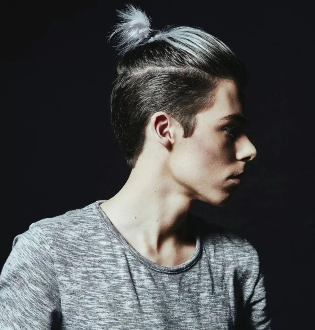 头发硬两边翘怎么办,男生头发很炸该怎么剪好看