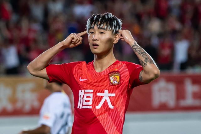 单刀不进，比门将还紧张！武磊陷入自信危机，球迷：向韦世豪学习