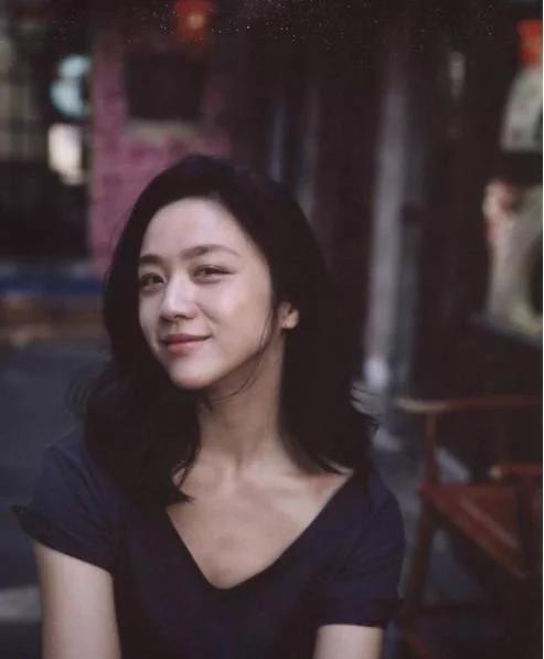 她25岁出道爆红影响别人家庭,她25岁走红47岁嫁给了爱情