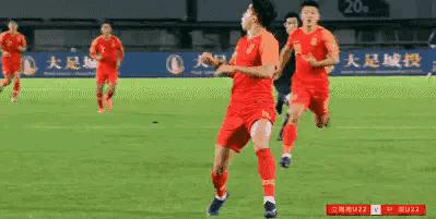 国足过人踩球被摔倒gif,足球场上的欢笑声瞬间