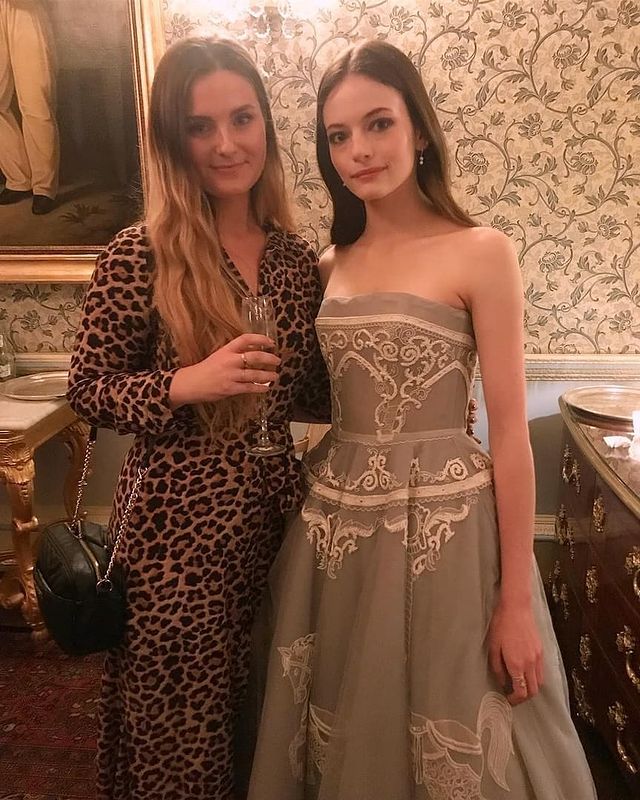 小仙女麦肯吉·弗依从小美到大，明眸皓齿，穿香奈儿礼服很贵气