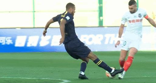 洋哨不靠谱！超业余跑位+被盲哨附体，韩籍裁判被青穗外援怒吼