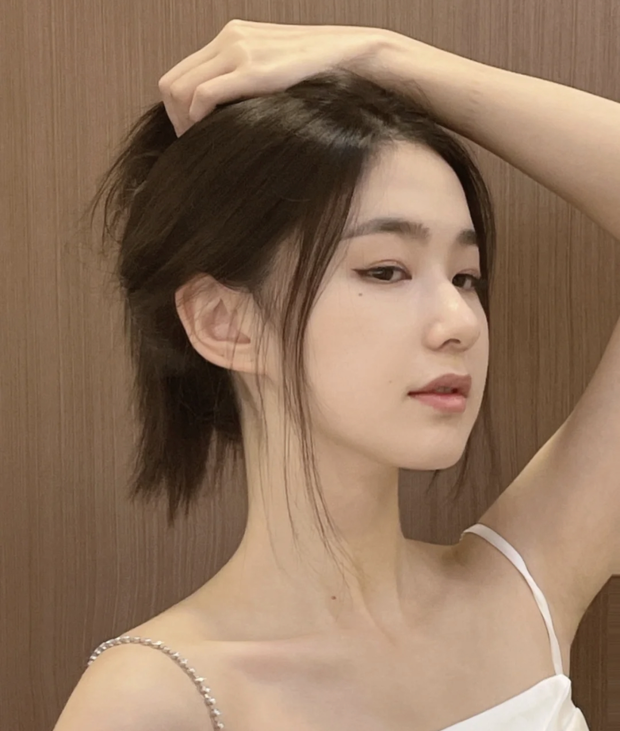 有很深颈纹的女生怎么改善,颈纹难看显老如何改善