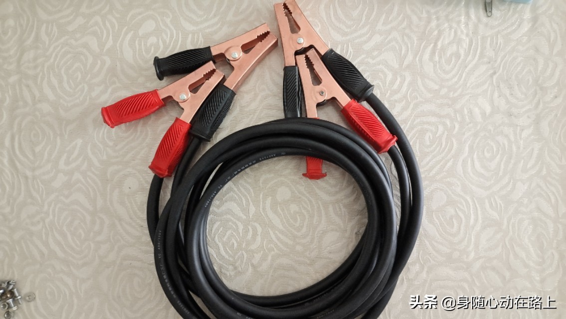 汽车电瓶没电怎么搭电教程,汽车没电了电瓶搭电神器使用方法