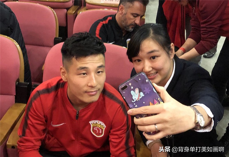 武磊庆功,上海上港胜武磊广州恒大