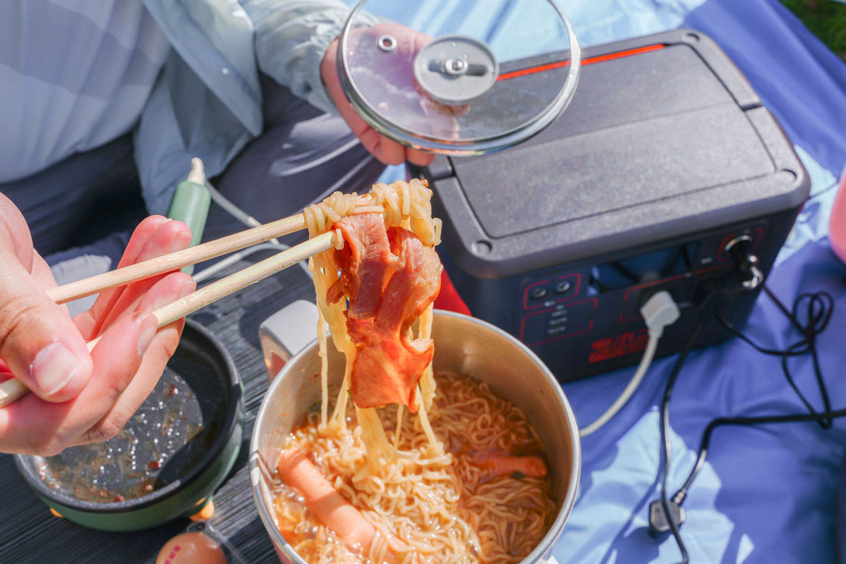 外出露营用电全靠它，电霸级别电小二户外电源1800W测评