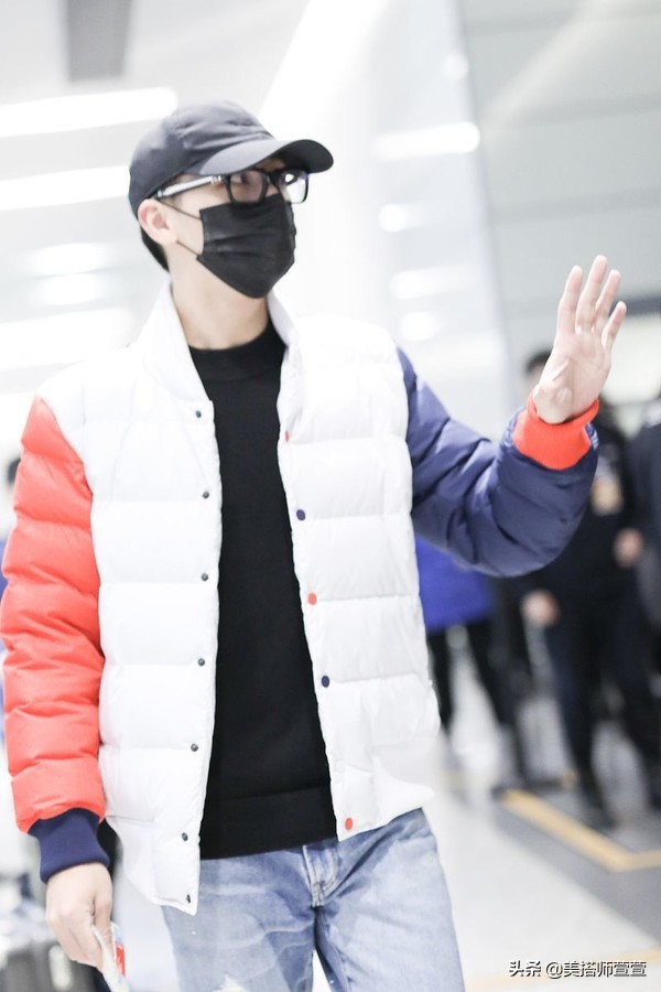 许魏洲牛仔外套穿搭,许魏洲现身活动黑色西装英气撩人