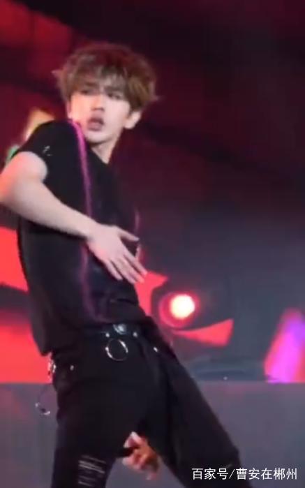 肖战王一博蔡徐坤易烊千玺同框,火箭少女跳扭胯