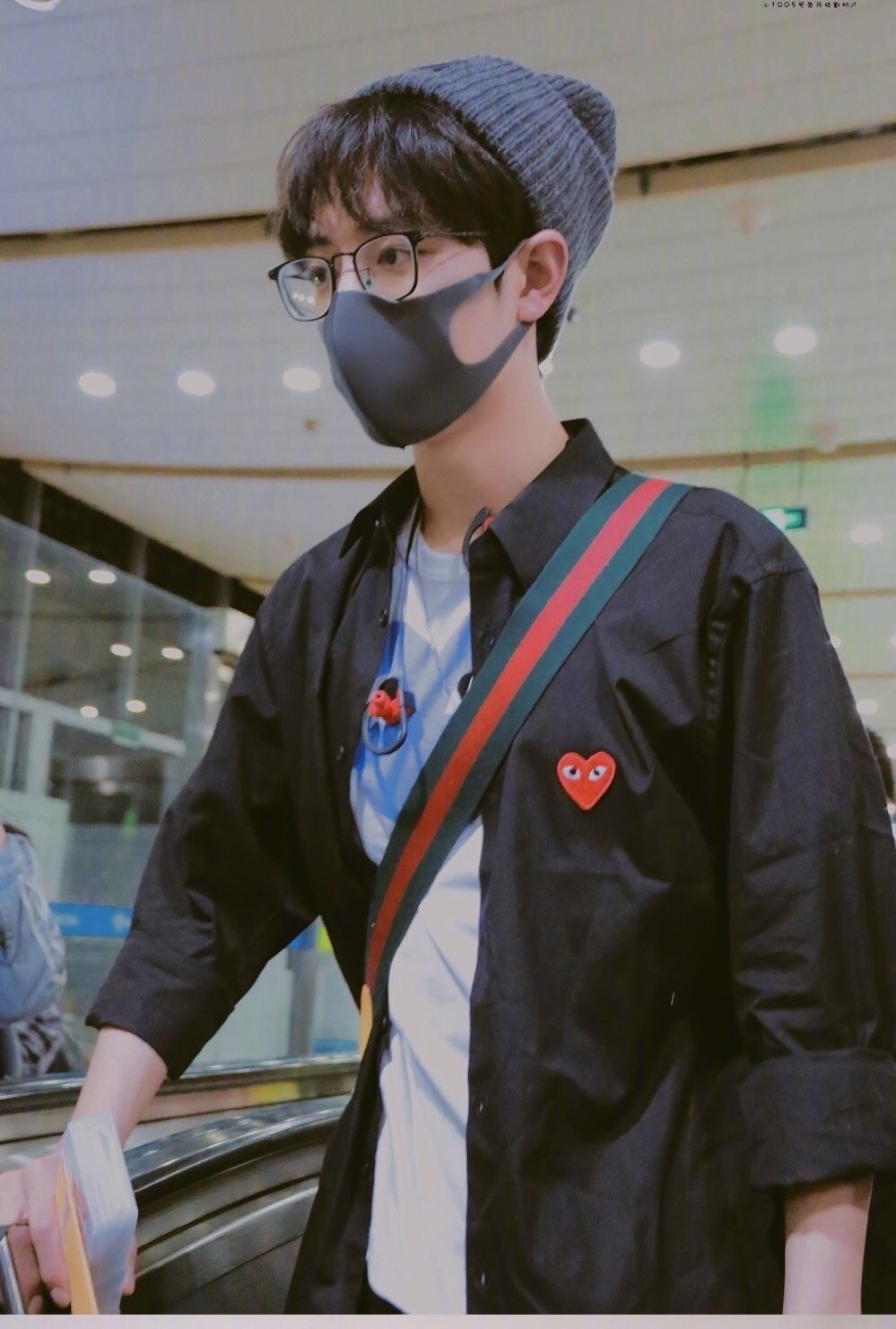 肖战西装露腹肌照片高清,肖战上半身露出腹肌图