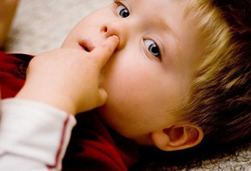 孩子总喜欢挖鼻孔怎么回事,小孩爱用手指挖鼻孔是怎么回事