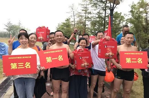 他们用横渡古淮河的方式庆祝国庆