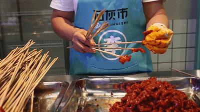 重庆的串串凭着份量实在的资格串味儿在南充开业至今打卡到上瘾！