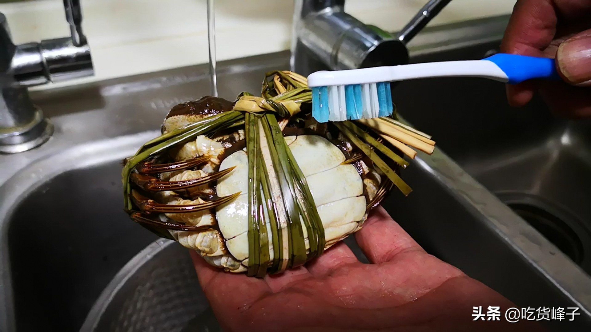 蒸螃蟹为什么会出汤,蒸螃蟹为啥倒着放水