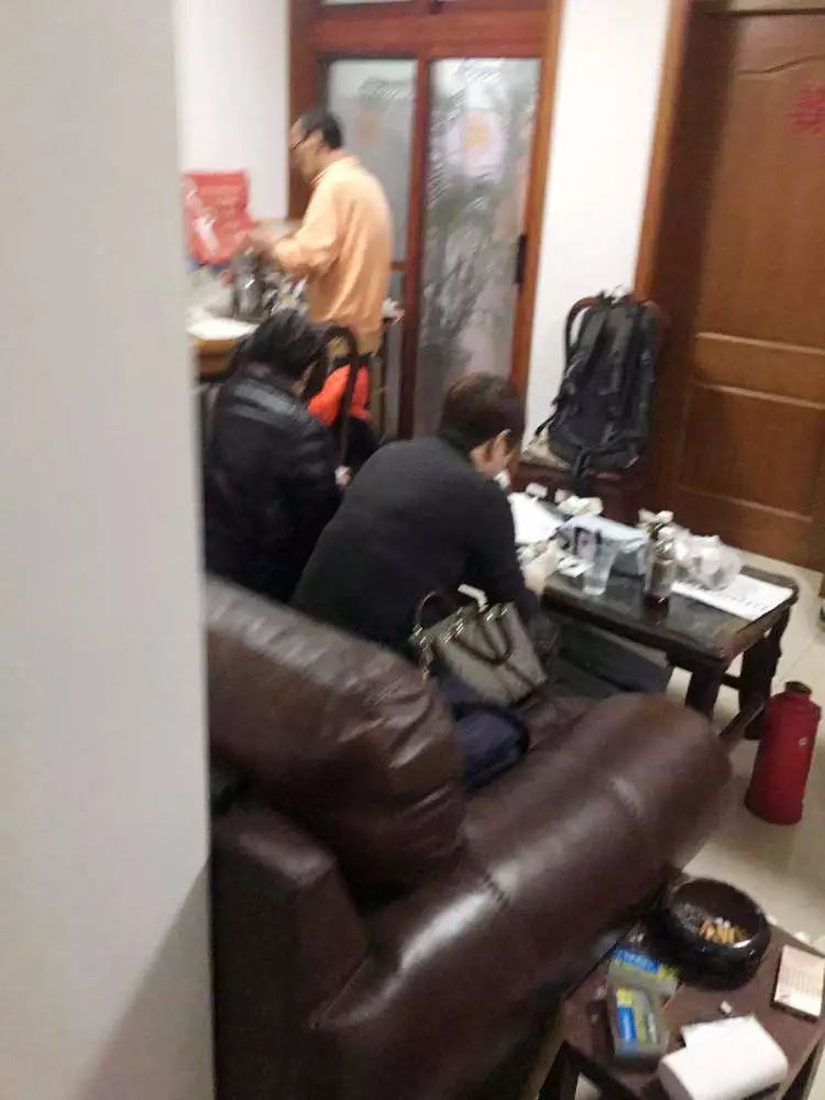 厨房全是油污,整个厨房特别脏