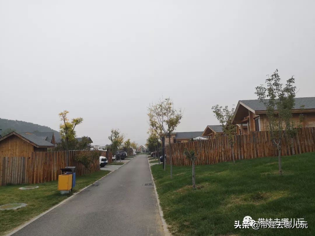 住别墅、滚草坪、躺在床上看电影，密云轻奢营地的花样玩法