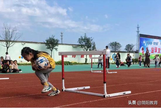 校园足球点亮绿茵梦想,成都爱成都迎大运小学生篮球比赛