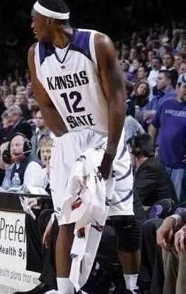 职业选手比赛突然要上厕所怎么办,罗斯受伤被扶回更衣室