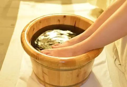 这四种鞋最伤脚,最伤脚的4双鞋不要再穿