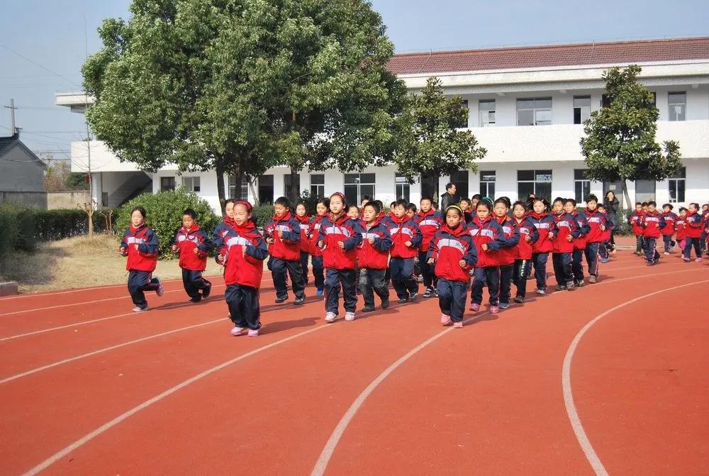 每天一节体育课，数学老师还能教体育，杭州滨江“超标”开课破题体教融合