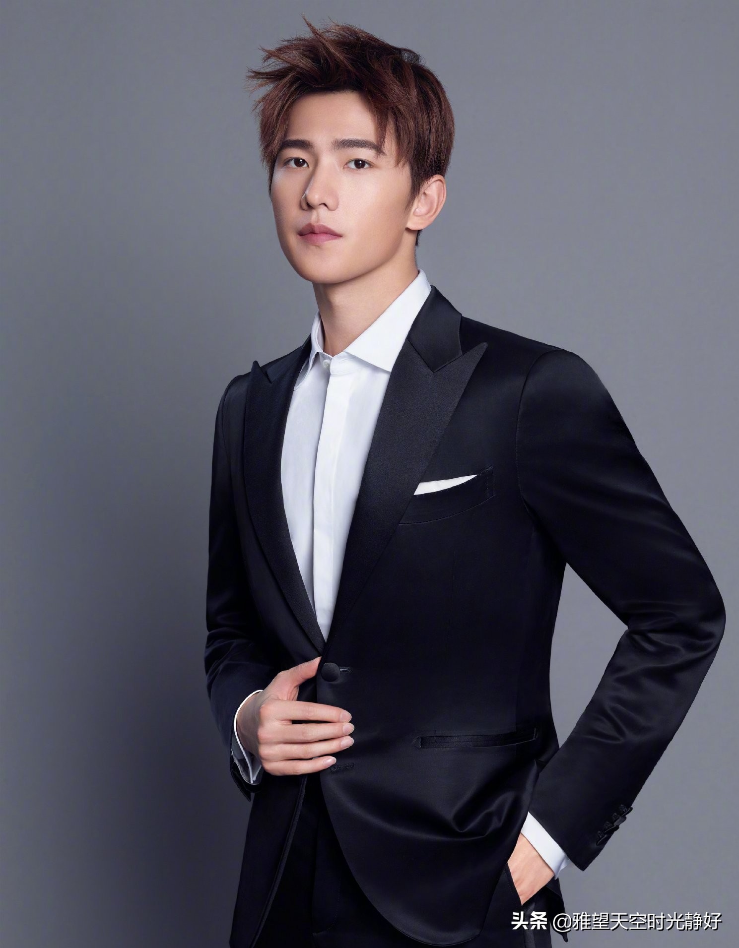 痞帅风男明星壁纸黑色,黑色西装壁纸