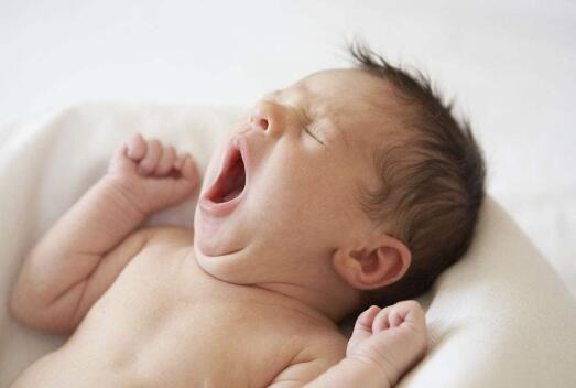 怎么判断一岁宝宝睡觉冷不冷,空调房里怎么判断宝宝睡觉冷不冷