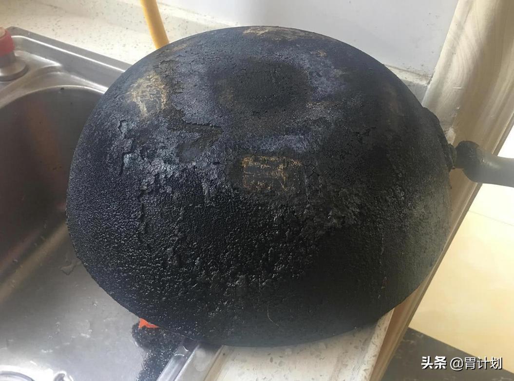 糊了的锅底没有钢丝球怎么洗,锅底烧糊了别着急扔今天教你一招