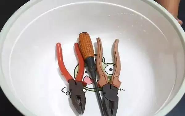 工具淋水生锈怎么办,生锈工具如何泡掉