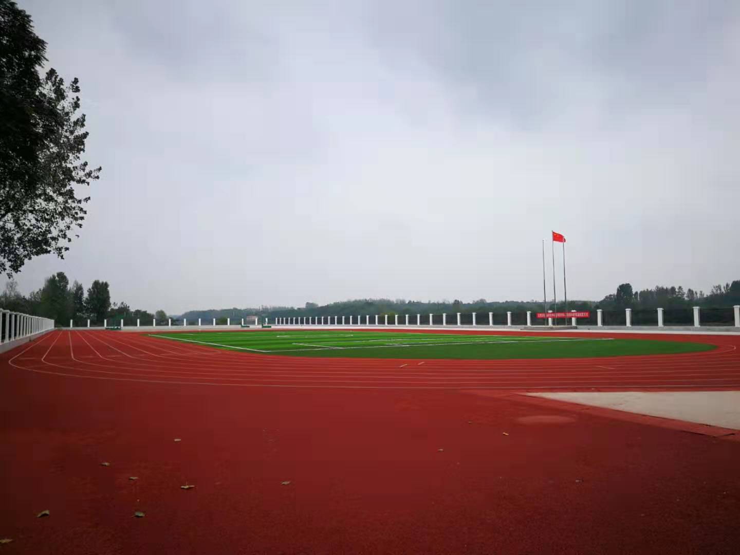 平桥区推进中小*运学**动场标准化建设，塑胶运动场比例达70%