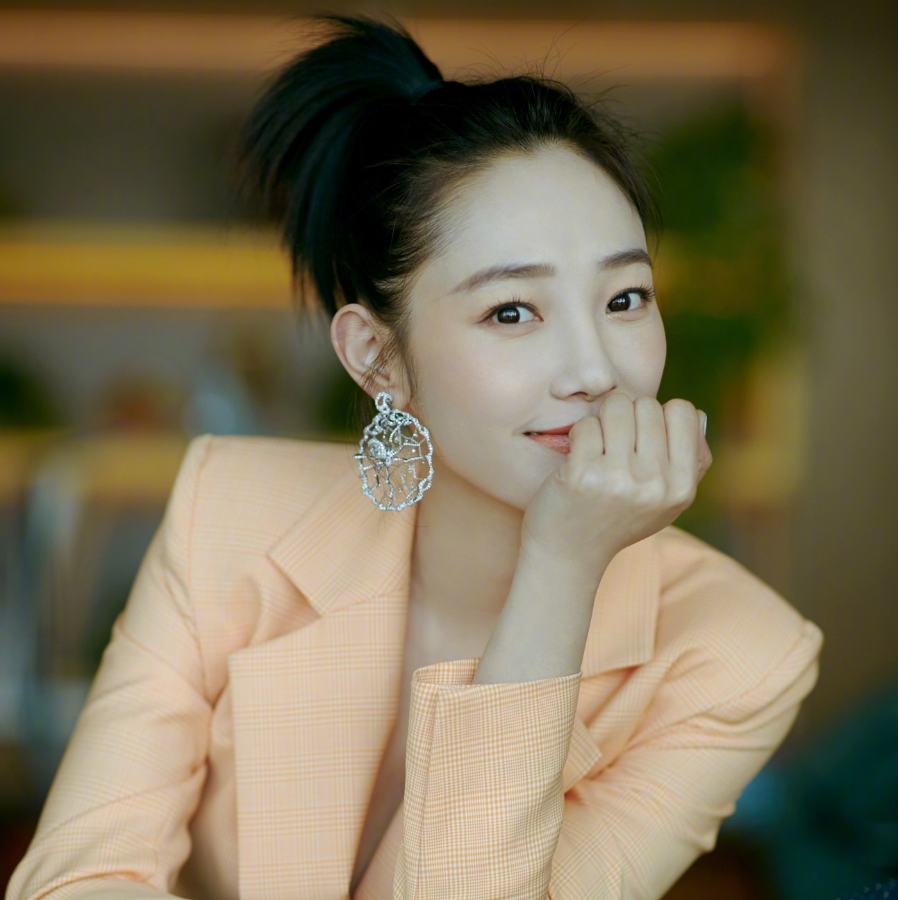 披头发怎么才能显脸小,短脸不适合披头发吗