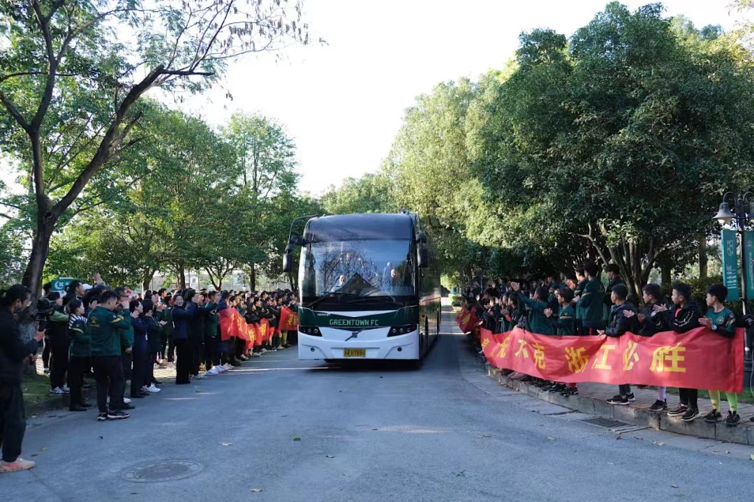 中国足球球迷悲伤的视频,中国足球场上球迷哭泣配乐