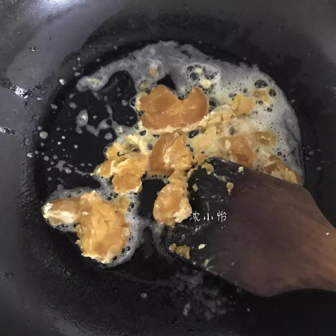 制作咸蛋黄的最好做法,咸蛋黄蒜蓉泥