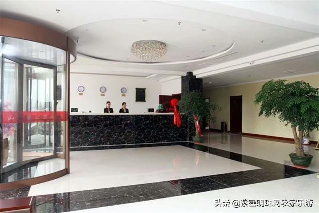 全靠8根钢柱支撑的玻璃栈道你敢挑战吗？保定狼牙山泽疆公寓酒店