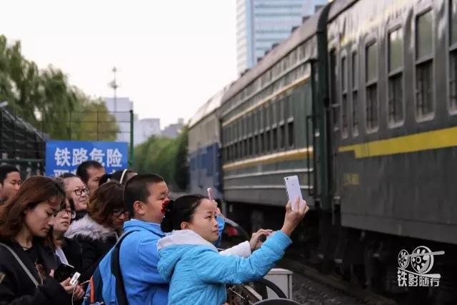 行人车辆请关注火车就要来了,行人车辆请关注火车来了不要抢道