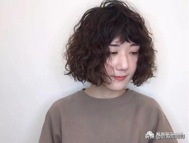 2020年最流行的发型气垫烫锁骨发,2020年最流行烫的锁骨发型