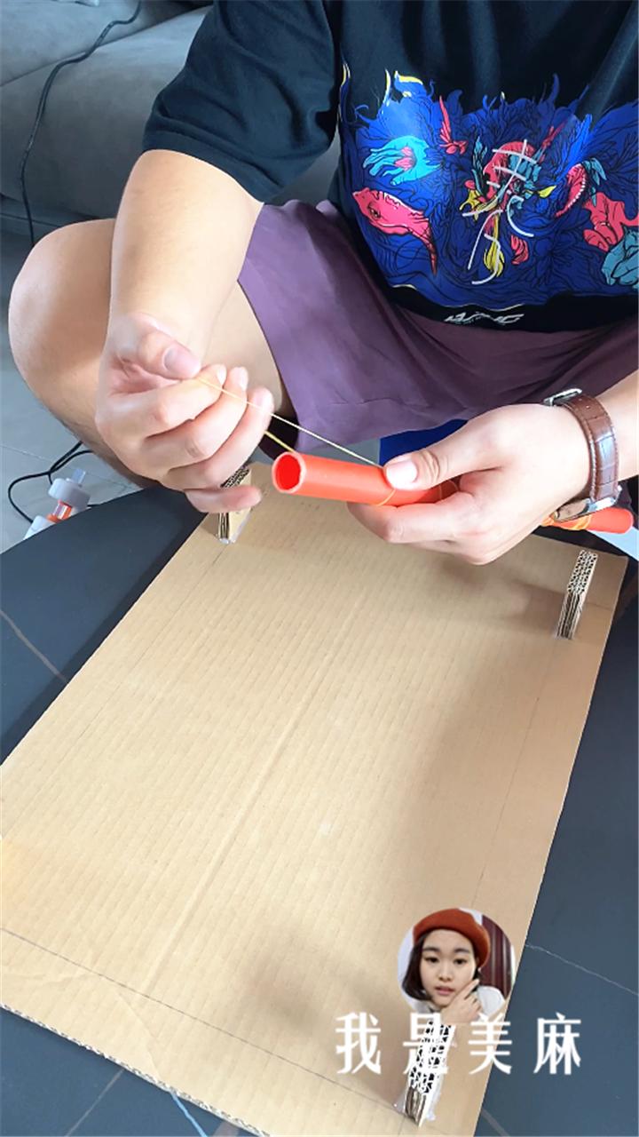 爸爸用卡车装玩具,爸爸给儿子做赛车玩具