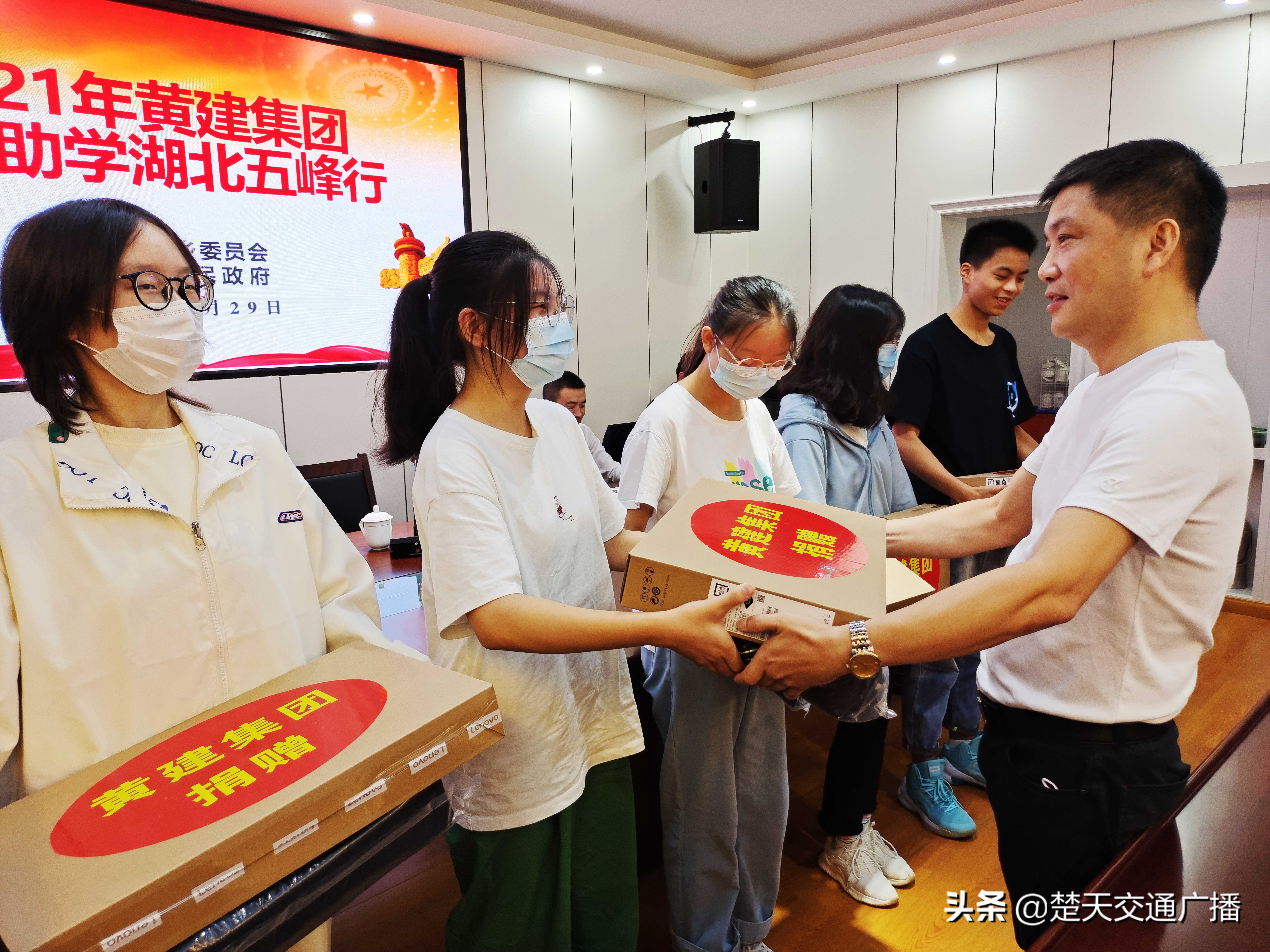 8旬夫妻连续38年捐资助学近百万,情系桑梓百岁老人捐资30万助学