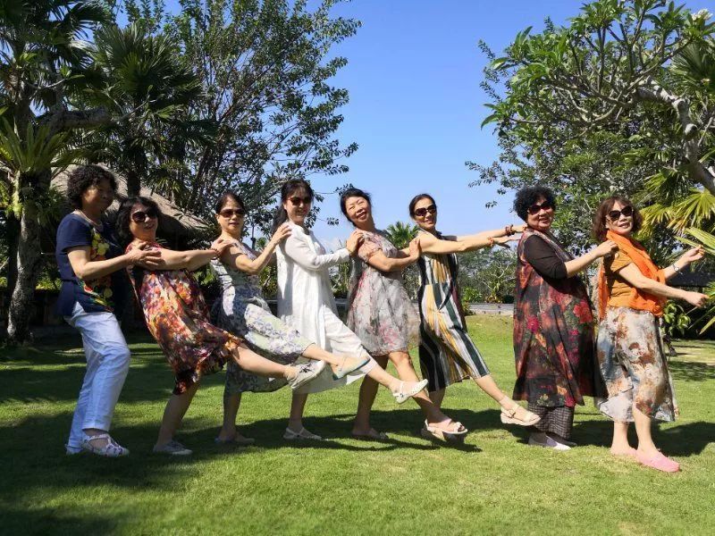 中国大妈旅游标配动作合集,中国大妈旅游拍摄姿势