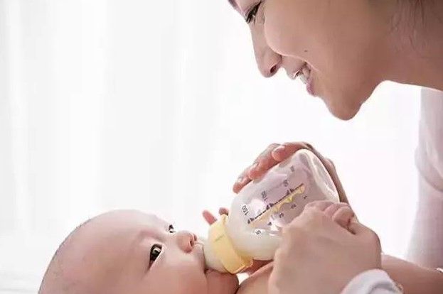 宝宝到了厌奶期该怎么喂奶,宝宝厌奶期妈妈怕回奶怎么办