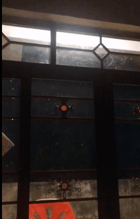 晚上开灯进来好多小飞虫怎么办,晚上开灯就引来很多飞虫是什么