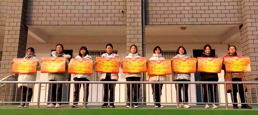 团结协作足球,小学足球绕杆考评