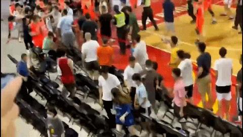 篮球比赛发生上千人打群架,最近篮球比赛打架事件