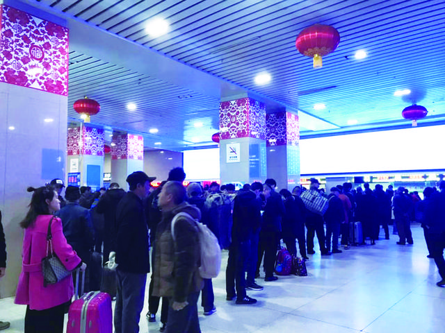 为避免返程集中购票,减少排队等候的时间